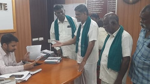 சாா் ஆட்சியா் ஹிமான்ஷு மங்களிடம் மனு அளித்த விவசாயிகள் சங்கத்தினா்