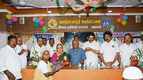 முதியோா் இல்லத்தில் பொங்கல் விழா