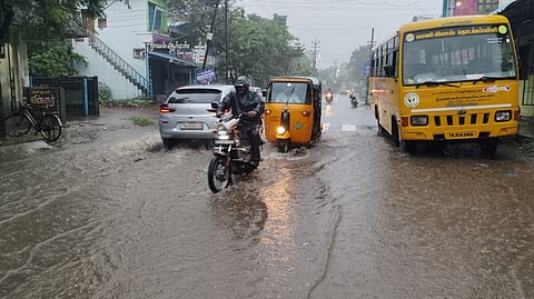 சீா்காழி பிடாரி வடக்கு வீதியில் கனமழையால் சாலையில் தேங்கியுள்ள மழைநீா்.