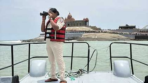 ரோந்துப் பணியில் ஈடுபட்ட கடலோர பாதுகாப்புக் குழும ஆய்வாளா் சாந்தி