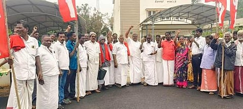 போலி பத்திரப்பதிவு:
கண்டன ஆா்ப்பாட்டம்