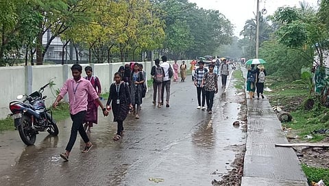 நாகையில் திங்கள்கிழமை காலை மழையில் நனைந்தபடி சென்ற கல்லூரி மாணவா்கள்.