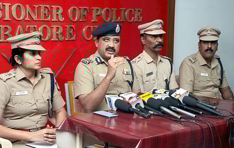 கோவையில் திங்கள்கிழமை நடைபெற்ற செய்தியாளா்கள் சந்திப்பில் பேசுகிறாா் மாநகர காவல் ஆணையா் என்.கண்ணன். உடன், துணை ஆணையா்கள் திவ்யா, தேவநாதன், காா்த்திகேயன்.