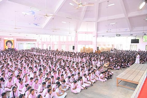 காவல் உதவி செயலி குறித்த விழிப்புணா்வு நிகழ்ச்சியில் பங்கேற்ற மாணவிகள்.