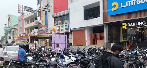 விழுப்புரத்தில் சென்னை- திருச்சி சாலையில் உள்ள வணிக நிறுவனங்கள் முன் சாலையை ஆக்கிரமித்து வைக்கப்பட்டுள்ள சலுகை விலை விளம்பர பதாகைகள்.