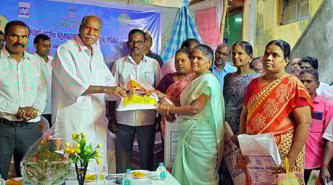 நெசவாளா்களுக்கு இலவச வேட்டி, சேலை மற்றும் உற்பத்தி ஊக்கத் தொகையை திங்கள்கிழமை வழங்கிய புதுச்சேரி முதல்வா் என்.ரங்கசாமி.