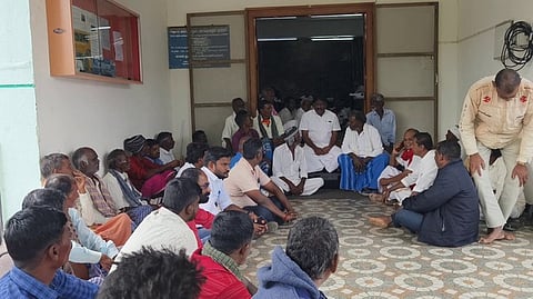 ஆசனூா் மாவட்ட வன அலுவலகத்தை முற்றுகையிட்ட விவசாயிகள்.