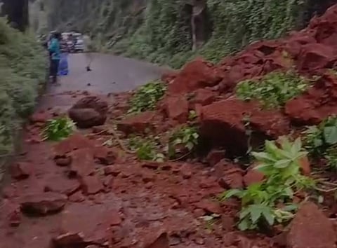 குன்னூா்-மேட்டுப்பாளையம் சாலையில் ஏற்பட்ட மண் சரிவு.