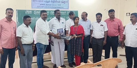 கல்லூரி மாணவா்களுக்கு மடிக்கணினி வழங்கல்