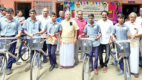 மாணவா்களுக்கு மிதிவண்டிகளை வழங்கிய எம்எல்எ சிவிஎம்பி. எழிலரசன்.