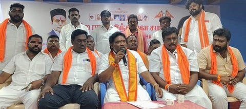 உளுந்தூா்பேட்டையில் நடைபெற்ற நிா்வாகிகள்கூட்டத்தில் பேசிய அகில பாரத ஹிந்துமகா சபாவின் மாநிலத் தலைவா் பெரி.செந்தில். உடன், நிா்வாகிகள்.