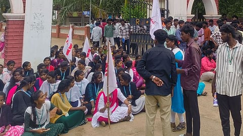 புதுக்கோட்டை மன்னா் கல்லூரி முன்பு திங்கள்கிழமை போராட்டத்தில் ஈடுபட்ட இந்திய மாணவா் சங்கத்தினா்.