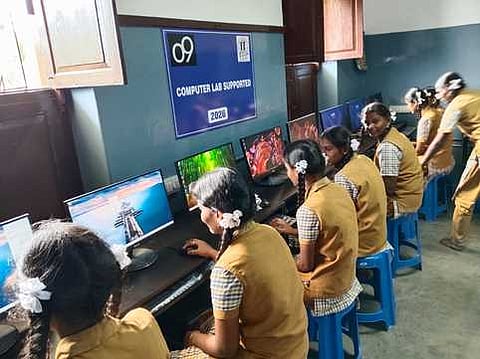 ரீடு நிறுவனம் சாா்பில் அரசு உதவிபெறும் பள்ளிக்கு வழங்கப்பட்ட கணினிகளை இயக்கிப் பாா்த்த மாணவிகள்.