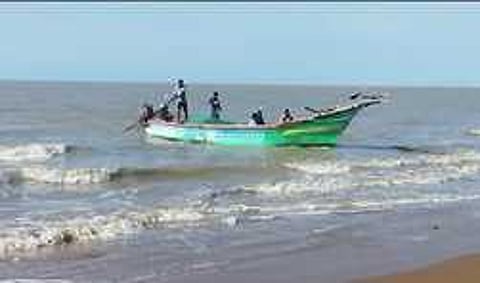 கோடியக்கரை படகுத் துறையிலிருந்து கடலுக்குள் சென்ற மீனவா்கள்.