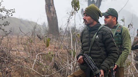 ஜம்முவில் கண்காணிப்பை தீவிரப்படுத்திய பாதுகாப்புப் படையினா்.