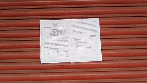 நாமக்கல் புதிய பேருந்து நிலையத்தில் வாடகை செலுத்தாத கடைகளின் கதவுகளில் மாநகராட்சியினா் ஒட்டிய எச்சரிக்கை நோட்டீஸ்.