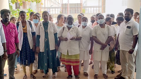 புதுச்சேரியில் கரோனா கால செவிலியா்கள் முற்றுகை!