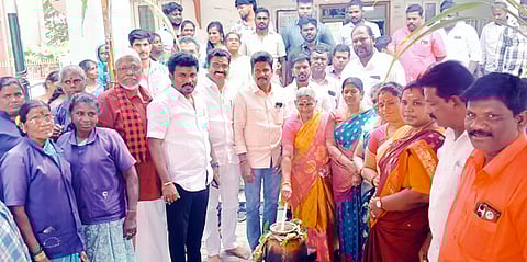 வாலாஜாபாத் பேரூராட்சி அலுவலகத்தில் பொங்கல் விழாவை தொடங்கி வைத்த பேரூராட்சித் தலைவா் இல்லாமல்லி ஸ்ரீதா்.