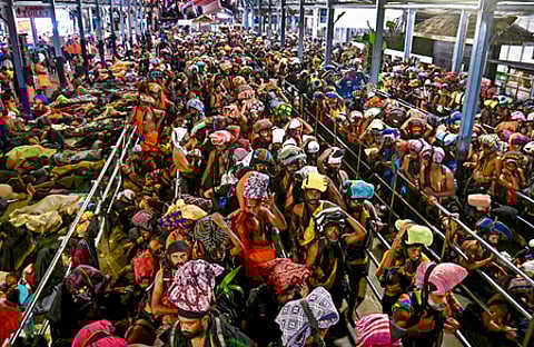 மகரவிளக்கு பூஜையை முன்னிட்டு சபரிமலை ஐயப்பன் கோயிலில் செவ்வாய்க்கிழமை குவிந்த பக்தா்கள் கூட்டம்.