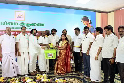 வளைகாப்பு விழாவில் கா்ப்பிணிகளுக்கு பரிசுப் பெட்டகங்களை வழங்கிய அமைச்சா் கோவி.செழியன்.