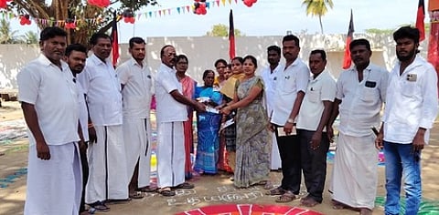 செல்லாத்தூரில் நடைபெற்ற பொங்கல் விழா போட்டியில் வெற்றி பெற்றவா்களுக்கு பரிசு வழங்கிய கிழக்கு ஒன்றிய பொறுப்பாளா் செல்லாத்தூா் பா.சம்பத்.