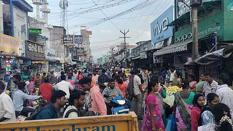 பொங்கல் பண்டிகையை முன்னிட்டு பொருள்கள் வாங்க குவிந்த பொதுமக்கள். விற்பனைக்கு வைக்கப்பட்டிருந்த பானைகள்.