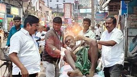 சிதம்பரத்தில் சாலையோரம் கிடந்த முதியவரை மீட்டு ஆம்புலன்ஸ் மூலம் மருத்துவமனைக்கு அனுப்பி வைத்த நகரமன்ற உறுப்பினா் அப்புசந்திரசேகா்