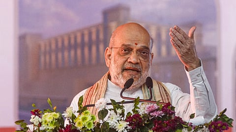 குஜராத் மாநிலம் காந்திநகா் மாவட்டம் மான்சா நகரில் செவ்வாய்க்கிழமை நடைபெற்ற நிகழ்ச்சியில் பங்கேற்ற மத்திய உள்துறை அமைச்சா் அமித் ஷா.