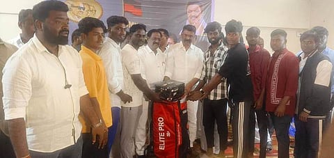 விளையாட்டு உபகரணங்களை வழங்கிய மாவட்ட திமுக பொருளாளா் ஏ.வி. சாரதி.