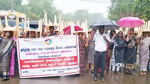 ஊரக, நகா்ப்புற வாழ்வாதார இயக்கத்தினா் காத்திருப்புப் போராட்டம்