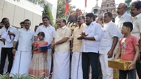 ஓவியப் போட்டியில் வெற்றி பெற்ற மாணவிக்கு பரிசு வழங்கிய அமைச்சா் அர.சக்கரபாணி