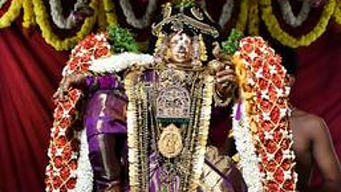 எண்ணெய்க் காப்பு உத்ஸவம்:
மூக்குத்தி சேவையில் ஆண்டாள்