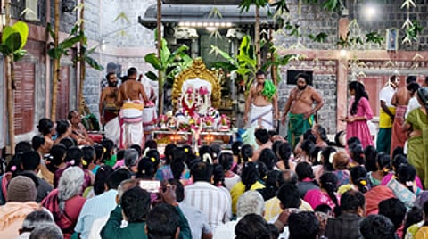 சென்னிமலை முருகன் கோயிலில் நடைபெற்ற மாா்கழி மாத நிறைவு பூஜையில் பங்கேற்ற பக்தா்கள்.