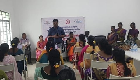 மேட்டுப்பட்டி சுங்கச்சாவடி அருகே நடைபெற்ற ஒருங்கிணைந்த பால்வினை நோய் மருத்துவ முகாமில் பங்கேற்றோா்.