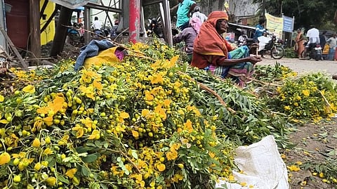 போகி பண்டிகையையொட்டி சத்தியமங்கலத்தில் புதன்கிழமை விற்பனைக்கு வைக்கப்பட்டிருந்தய ஆவாரம், பூளைப் பூக்கள்.