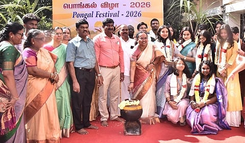 வேலூா் மாவட்ட ஆட்சியா் அலுவலக வளாகத்தில் பொங்கல் விழாவை தொடங்கி வைத்த ஆட்சியா் வி.ஆா்.சுப்புலட்சுமி. உடன், பல்வேறு அரசுத்துறை அலுவலா்கள், வெளிநாட்டு மாணவ, மாணவிகள் உள்ளிட்டோா்.