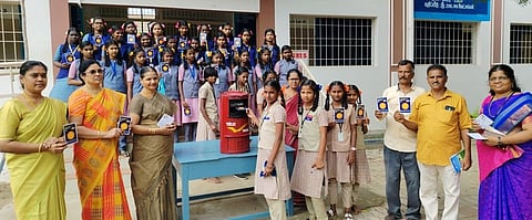 முதல்வருக்கு பொங்கல் வாழ்த்து அனுப்பும் மாணவிகள்.