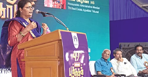 சென்னை புத்தக காட்சியில் செவ்வாய்க்கிழமை மாலை நடைபெற்ற நிகழ்ச்சியில் புத்தகங்களும் பெண்களும் என்ற தலைப்பில் பேசிய அபூர்வா ஐஏஎஸ். உடன் பபாசி செயலர் எஸ்.வயிரவன், இணைச்செயலர் நந்தன் மாசிலாமணி, பபாசி நிரந்தர புத்தகக்காட்சி உறுப்பினர் ஜெ.ஹரிபிரசாத்.