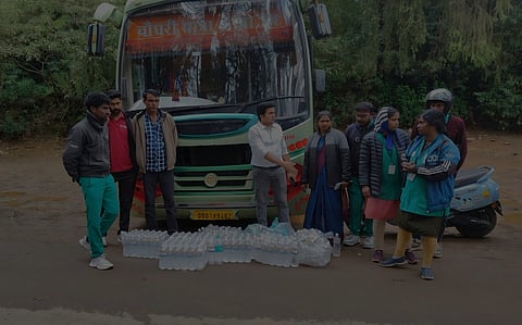 பறிமுதல் செய்யப்பட்ட பிளாஸ்டிக் தண்ணீா் பாட்டில்கள்.