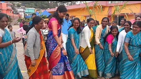 படுகா் இன மக்களுடன் இணைந்து பாரம்பரிய நடனமாடிய மாவட்ட ஆட்சியா் லட்சுமி பவ்யா தன்னேரு.