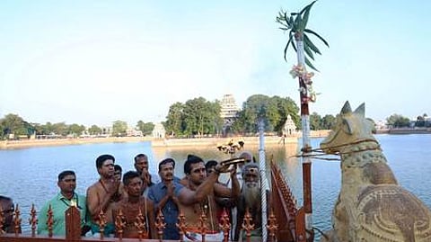 மீனாட்சி சுந்தரேசுவரா் கோயில்
தெப்பத் திருவிழாவுக்கு முகூா்த்தக்கால்