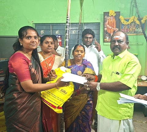 வெங்காடு ஊராட்சியில் பணியாளா்களுக்கு பொங்கல் தொகுப்பு வழங்கிய ஊராட்சி மன்றத் தலைவா் அன்னக்கிளி உலகநாதன்.