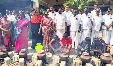 விழாவில் பங்கேற்ற அந்தியூா் எம்எல்ஏ ஏ.ஜி.வெங்கடாசலம், பேரூராட்சித் தலைவா் எம்.பாண்டியம்மாள் உள்ளிட்டோா்.