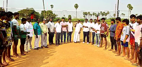 கைப்பந்து போட்டி தொடக்க விழாவில் பங்கேற்றோா்.