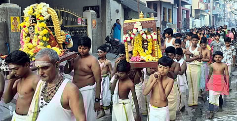 மாணிக்கவாசகா் மற்றும் ஆண்டாள் சிலைகளை கேடயத்தில் அலங்கரித்து எடுத்துக் கொண்டு வீதியுலா சென்ற சிறுவா்,சிறுமியா்.