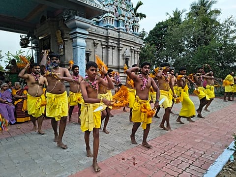 சத்தியமங்கலம் அருகே புன்செய் புளியம்பட்டியில் செளடேஸ்வரி அம்மன் கோயிலில் புதன்கிழமை நடைபெற்ற சக்தி அழைத்தல் நிகழ்ச்சி.