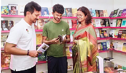 மனைவி, மகனுடன் துணை முதல்வர் உதயநிதி ஸ்டாலின்