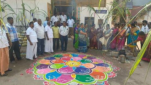 விளாப்பாக்கம் பேரூராட்சி அலுவலகத்தில் நடைபெற்ற பொங்கல் விழா.