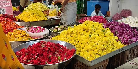 பொங்கல் பண்டிகையை முன்னிட்டு பூக்களின் விலை உயர்வால் எதிர்பார்த்த வியாபாரம் இல்லை