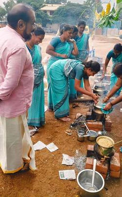 சங்கரன்கோவில், ஸ்ரீவையாபுரி வித்யாலயா மெட்ரிக் மேல்நிலைப் பள்ளியில் சமத்துவப் பொங்கல் விழா புதன்கிழமை நடைபெற்றது.